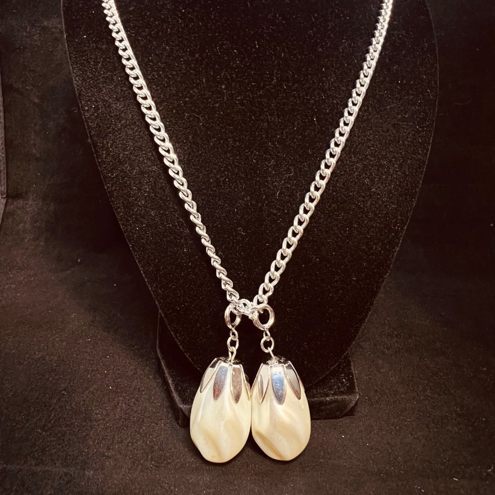 Sarah Coventry Chunky Silver Tone Necklace W/2 Large Faux Pearl Charms (3854)
